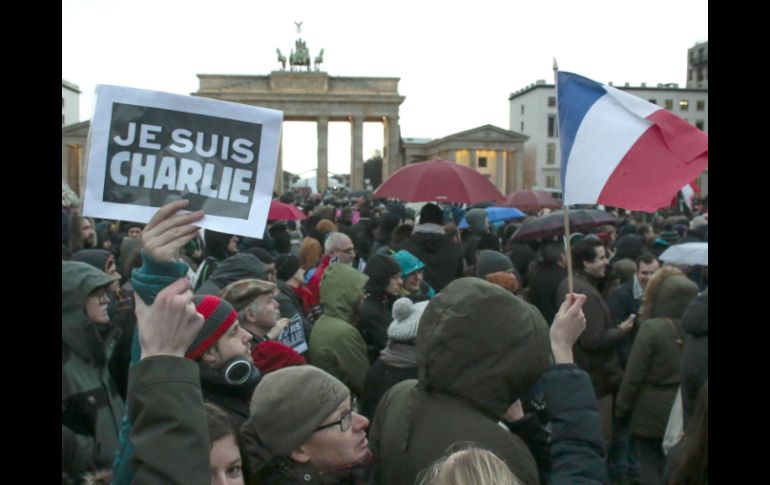 Miles de personas se reúnen junto a la Puerta de Brandeburgo para expresar su solidaridad. AP / M. Schreiber