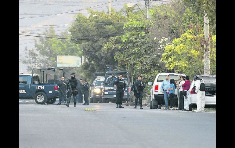 Tensión. Policías federales resguardan el sitio donde ocurrió el tiroteo del 6 de enero que dejó nueve muertos. AFP /