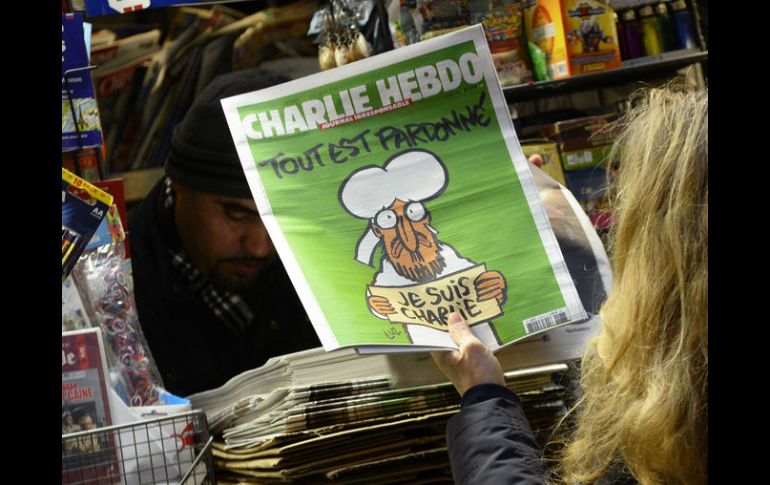 El último número de Charlie Hebdo, desde el ataque en su redacción, se agotó desde temprana hora en los kioskos de Francia. AFP / B. Guay