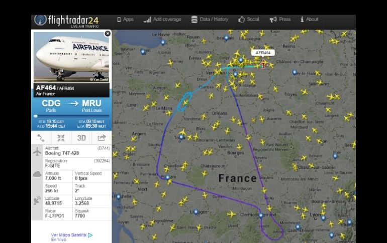 En la imagen se observa la ruta que está siguiendo el avión, marcado con la línea azul. ESPECIAL / FlichtRadar24.com
