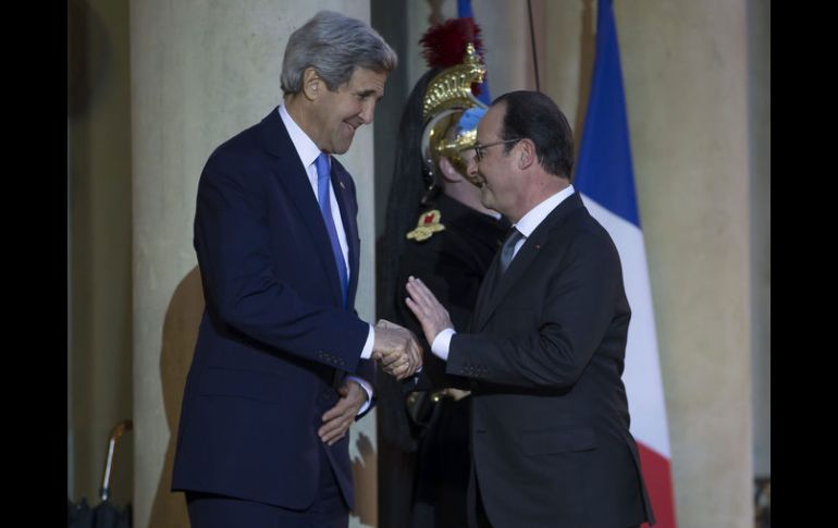 Hollande (derecha) saluda al secretario de Estado estadounidense, John Kerry, en el Palacio del Elíseo en París. EFE /  I. Langsdon