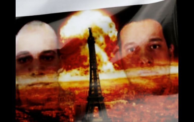 En la reunión se aprecian imágenes de Osama Bin Laden por un lado y de los hermanos Kouachi sobre una vista de París en el otro. EFE / S. Suna