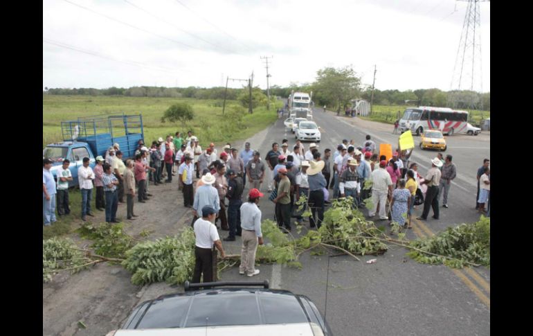 Partidarios del alcalde, exigieron su liberación con bloqueos en las entradas del municipio Pueblo Nuevo Solistahuacán. NTX / ARCHIVO