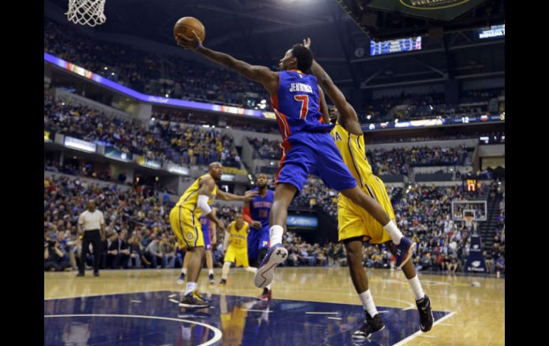 Brandon Jennings (7) de los Pistons dispara con la presión de Ian Mahinmi, durante la primera mitad del juego. AP / M. Conroy