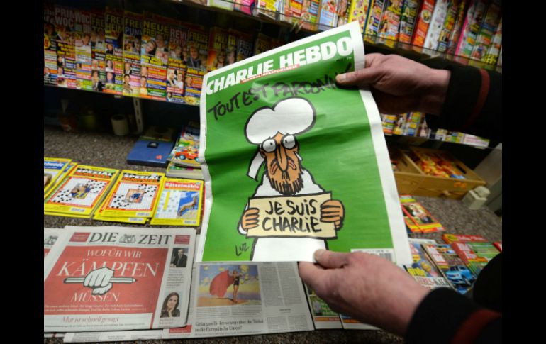 En el último número, una caricatura de Mahoma sostiene un cartel en el que puede leerse 'Yo soy Charlie'. AFP / P. Seeger