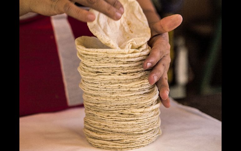 'La verdad sí estoy sorprendido, muchos de los clientes están enloquecidos con las tortillas', dice Adal Díaz. EL INFORMADOR / ARCHIVO