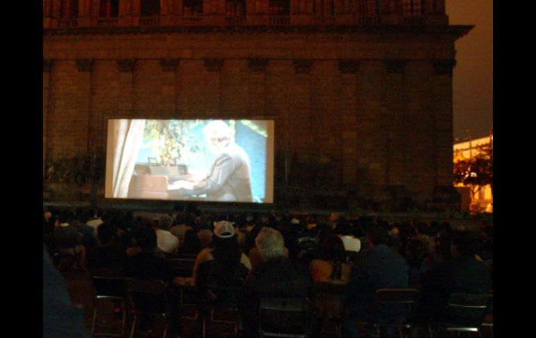 Gente de todas las edades se dió cita en donde se colocó una pantalla y un proyector para disfrutar del filme. EL INFORMADOR / ARCHIVO