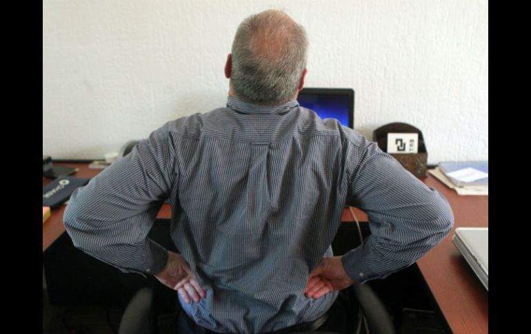 Mala postura frente a la PC o utilizar aparatos electrónicos, pueden ser algunas causas. EL INFORMADOR / A. Hinojosa