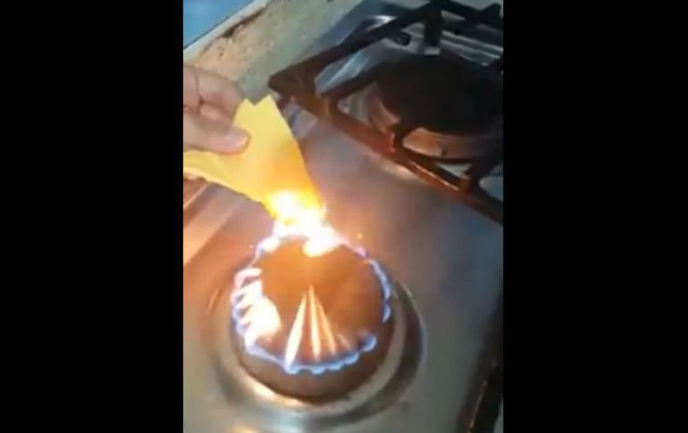 La grabación muestra que el queso amarillo al ser expuesto al fuego no se derrite, sólo se quema. FACEBOOK / Jose Raul Reyes