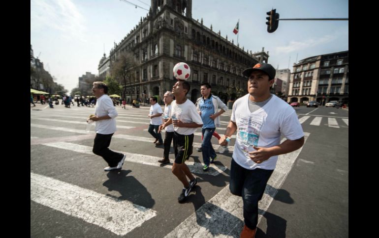 Juan Márquez Nieto, de 60 años de edad, recorre toda la ruta con un balón de futbol en la cabeza. SUN / G. Espinosa