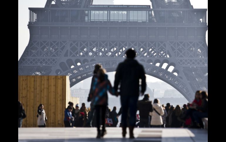 Pese a los recientes atentados que sufrió la ciudad, turistas decidieron visitar la Torre Eiffel. AP / J. Brinon