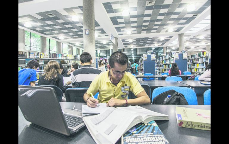Las universidades entienden que muchos de sus alumnos tienen empleo, por ello ofrecen programas adecuados a su ritmo de vida. EL INFORMADOR / A. Hernández