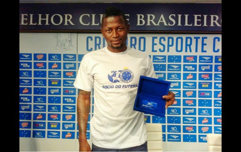 El equipo presenta al nuevo jugador ante los medios de comunicación brasileños. TWITTER / @Cruzeiro