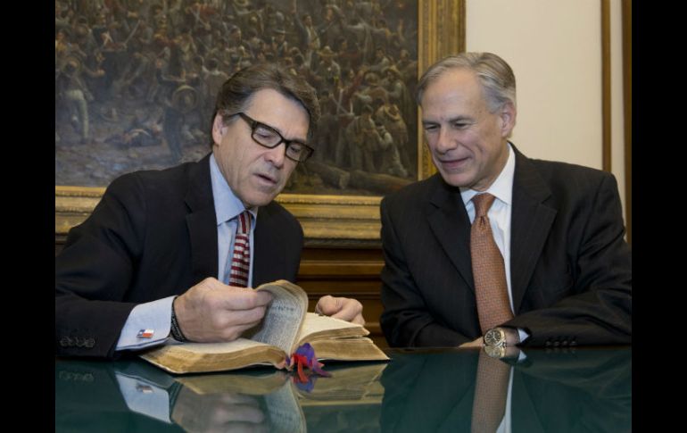 Abbott (d) prometió hoy una gestión continuista con la de Perry (i). AP / Texas Tribune
