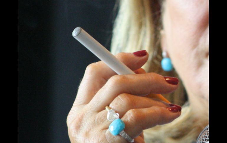 Un usuario de cigarro electrónico inhala a diario el equivalente a tres mililitros del líquido vaporizado, unos 14 mg de formaldehído. EFE / ARCHIVO