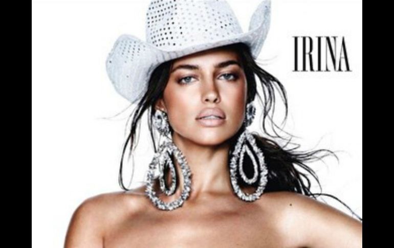 Con sombrero blanco y unos elegantes aretes largos, la rusa aparecerá en la edición de febrero de una conocida revista española. INSTAGRAM / @irinashayk