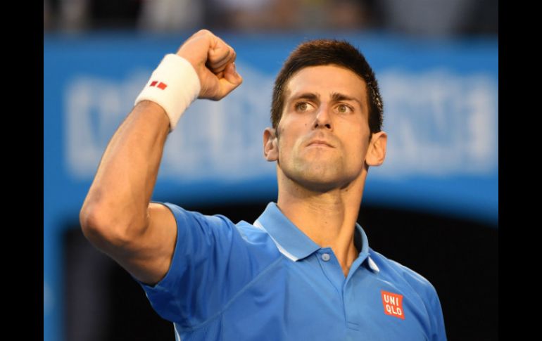 El tenista serbio Novak Djokovic tuvo un difícil comienzo en la tercera ronda del Abierto de Australia, pero se lleva el triunfo. AFP / W. West