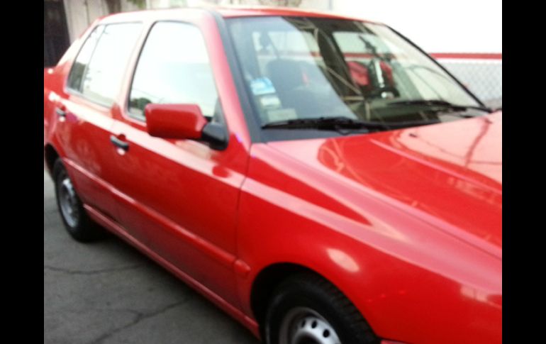 El automóvil recuperado es un VW Jetta color rojo modelo 1995, con placas HYP 6993 del Estado de Jalisco. ESPECIAL / Policía de Guadalajara