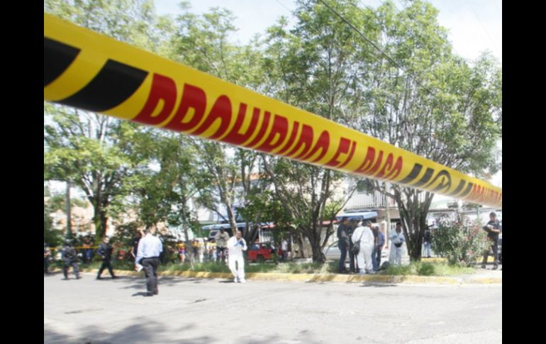 Personal del Ministerio Público y peritos acuden al lugar a realizar el levantamiento de los cuerpos. EL INFORMADOR / ARCHIVO