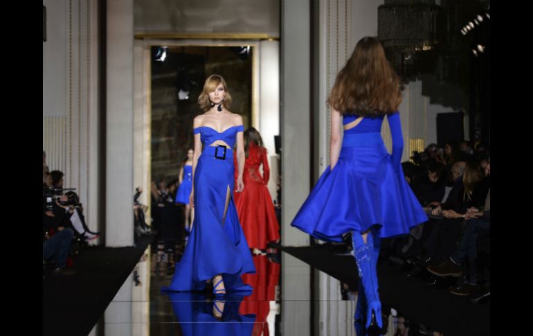 Vestidos de fiesta con asimetrías, transparencias y encaje, declinados en blanco, rojo y azul fueron presentados ante los fashionistas. AFP / M. Medina