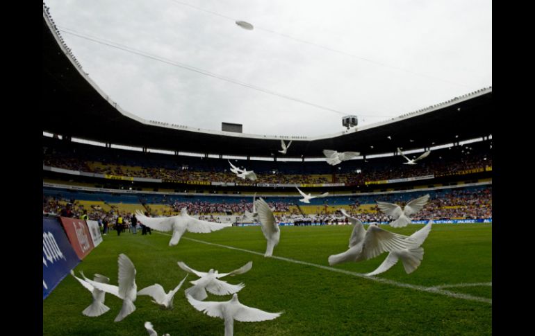 Al inicio del partido, niños lanzaron a todo lo alto palomas blancas en símbolo de paz. MEXSPORT / R. Maya