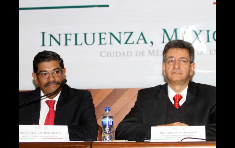 Cuitláhuac Ruiz Matus (i) y Pablo Kuri Morales (d) en la conferencia de prensa sobre la campaña de vacunación. NTX / J. Salmerón