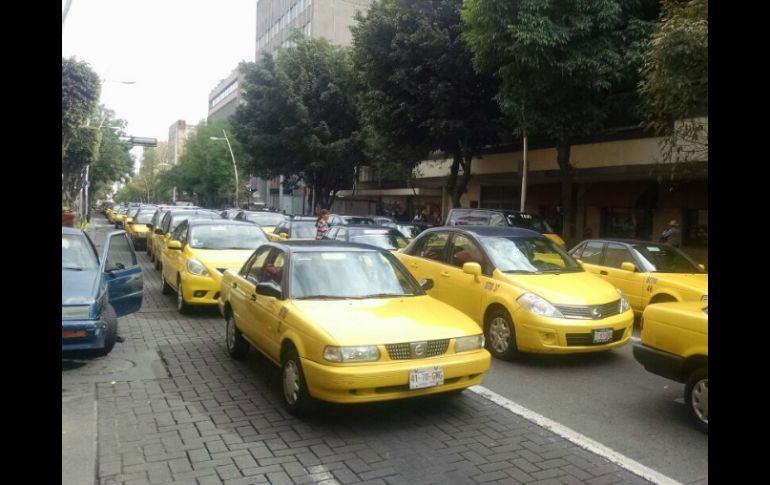 Los taxistas junto con sus vehículos se retiraron del Centro de Guadalajara cerca da las 16:00 horas. EL INFORMADOR / E. Barrera