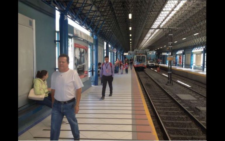 Luego de retirar lo vagones afectados y rehabilitar las vías, esta mañana el servicio de Tren Ligero de la Línea 1 se restablece. TWITTER / @SITEURJAL