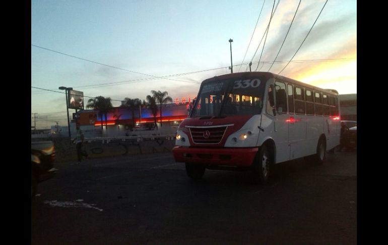 El accidente ocurrió al cruce de la carretera libre a Zapotlanejo. ESPECIAL /