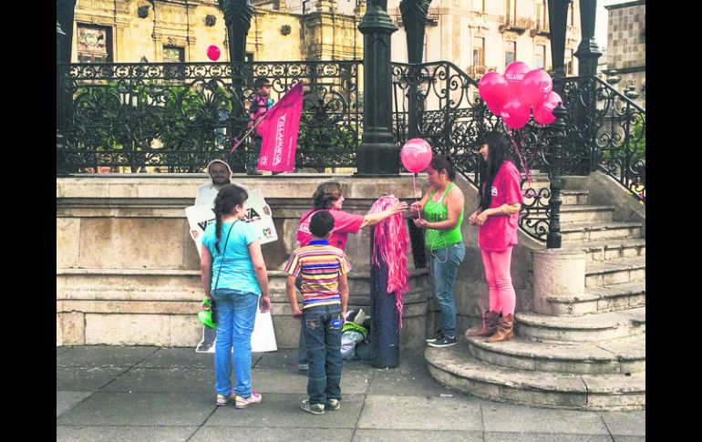 NADIE VIO. Un par de mujeres que apoyan la precandidatura del priista Ricardo Villanueva reparten globos en la Plaza de Armas. EL INFORMADOR / O. García