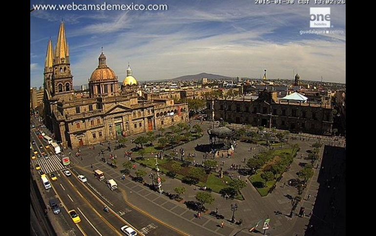 En primer plano se aprecia la Plaza de Armas, al observar más detenidamente se pueden descubrir otros puntos del Oriente de la ciudad. ESPECIAL / WebcamsDeMexico.com