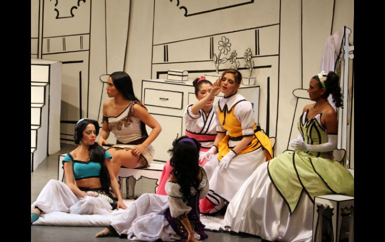 Escena de “12 Princesas en pugna”, que se presentó en el teatro Julio Prieto en 2013. EL INFORMADOR / ARCHIVO