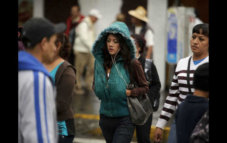 Debido a que se mantendrán las bajas de temperaturas en diversas, se recomienda a la población vestir con ropa abrigadora. EL INFORMADOR / ARCHIVO