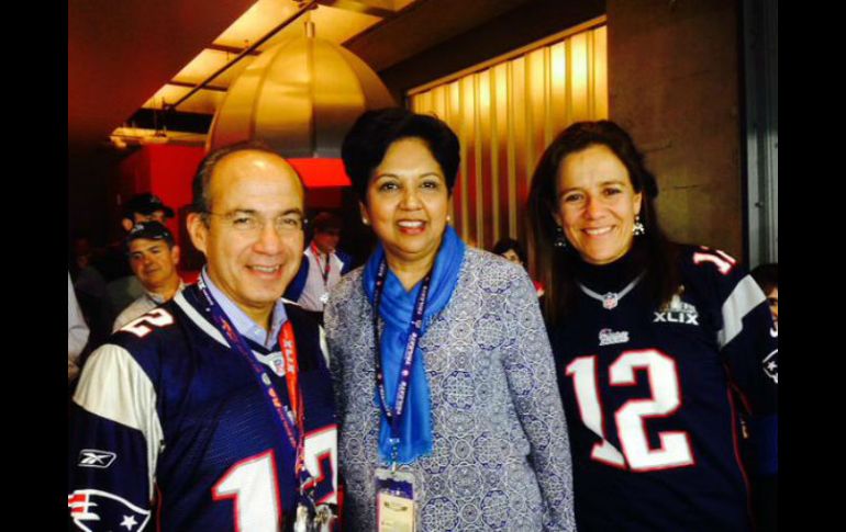 Felipe Calderón, Indra Nooyi y Margarita Zavala en el Super Bowl XLIX. TWITTER / @FelipeCalderon
