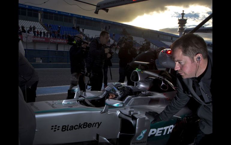 El piloto alemán, Nico  Rosberg, del equipo Mercedes, durante el tercer día de ensayos en Jerez. AP / M. Morenatti