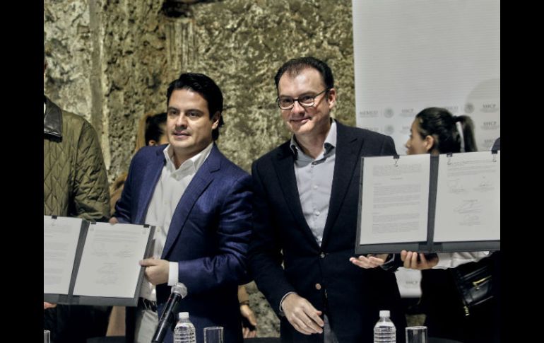El titular de Hacienda, Luis Videgaray (d) y el gobernador del Estado, Aristóteles Sandoval (i), durante la firma del convenio. EL INFORMADOR / E. Barrera