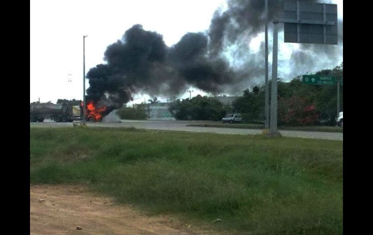 La mañana de ayer un grupo armado quemó y atravesó dos tráileres en la carretera Matamoros-Reynosa. EFE / STR
