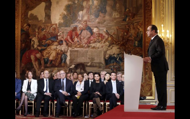 El presidente de Francia Francois Hollande estuvo acompañado de sus ministros. AP / P. Wojazer