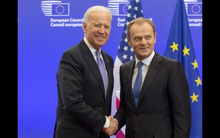 El vicepresidente de Estados Unidos, Joe Biden junto al presidente del Consejo Europeo, Donald Tusk (d). AP / V. Mayo