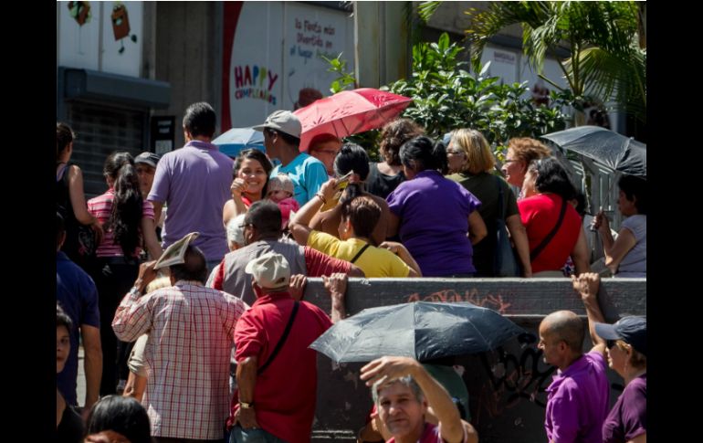 Ciudadanos hacen fila para ingresar a un supermercado en Caracas, Venezuela. EFE / M. Gutiérrez