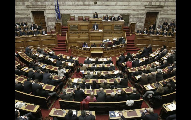 Ante los 300 diputados del Parlamento, Alexis Tsipras anuncia el restablecimiento gradual del sueldo mínimo a 750 mensuales. EFE / Y. kolesidis