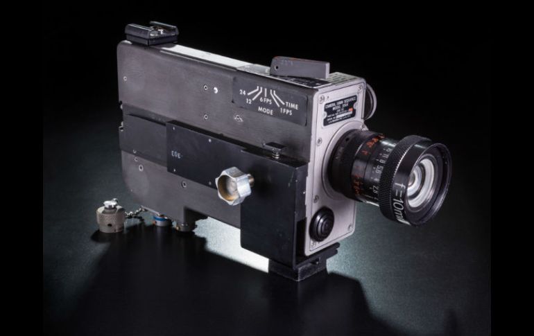Entre otras cosas, el tesoro contiene una cámara de película de 16 mm con la que filmaron su descenso al sátelite. AP / Smithsonian Institution