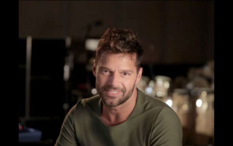 El cantante quiso responder algunas preguntas de sus fans de todo el mundo seleccionando sólo algunas para este video. FACEBOOK / Ricky Martin