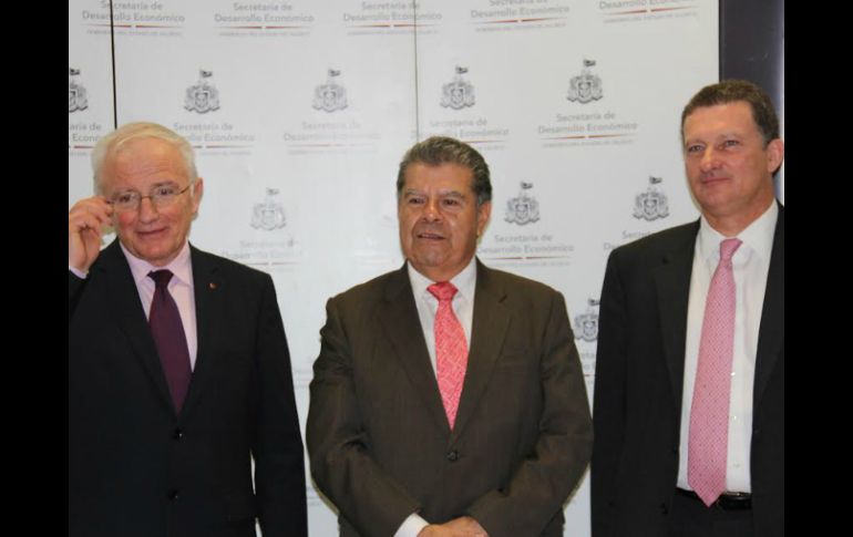 Patrick Thollin, director de Efi Automotive (i), titular de la Sedeco José Palacios (c) y Pascal Auburtinm (d). ESPECIAL / Sedeco