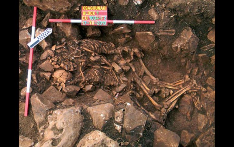 El análisis de ADN mostró que los restos pertenecen a un hombre y una mujer jóvenes. AFP / Greek Culture Ministry