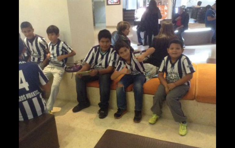 Pachuca dedica unos minutos a firmar autógrafos a niños de la Escuela Formativa Tuzos Huaxtla. TWITTER / @info_JRobles