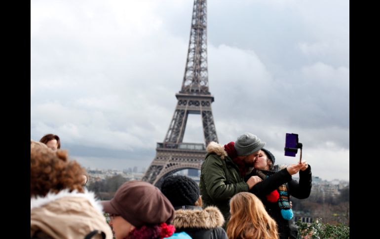 Las parejas pueden besarse y mirar el panorama de la Ciudad de las Luces. AFP / T. Camus