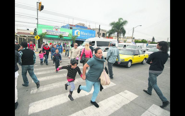 Día común. Peatones aceleran el paso para cruzar Juan Gil Preciado, al cruce con Arco del Triunfo. EL INFORMADOR / J. Mendoza