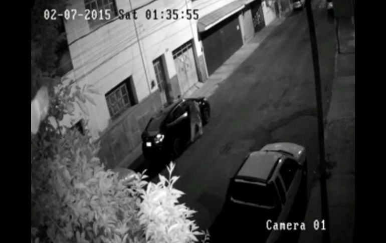 El video muestra que los ladrones aprovechan la madrugada para robar autopartes en Santa Teresita. FACEBOOK / Sara Martín del Campo