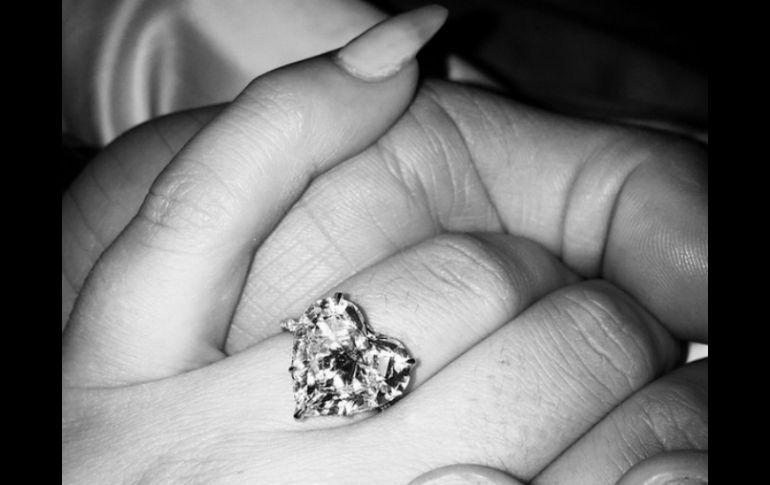 En la imagen que compartió la cantante se puede ver el anillo que le dio el actor. INSTAGRAM / @ladygaga